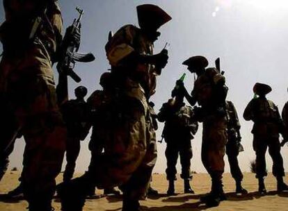 Soldados malienses, durante un entrenamiento dirigido por militares norteamericanos en el desierto, cerca de Tombuctú.