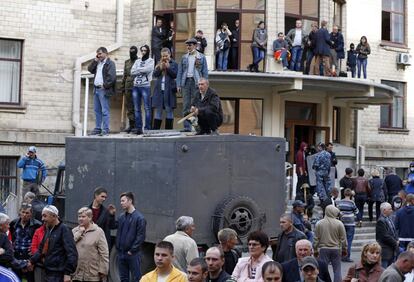 De acuerdo con los testigos que cita Interfax, varios policías ya han abandonado el edificio. Por su parte, un comandante ha indicado que los agentes de la ley no entregarán sus armas.