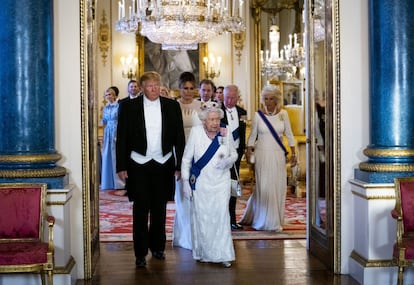 Donald Trump llega a la cena con Isabel II.
