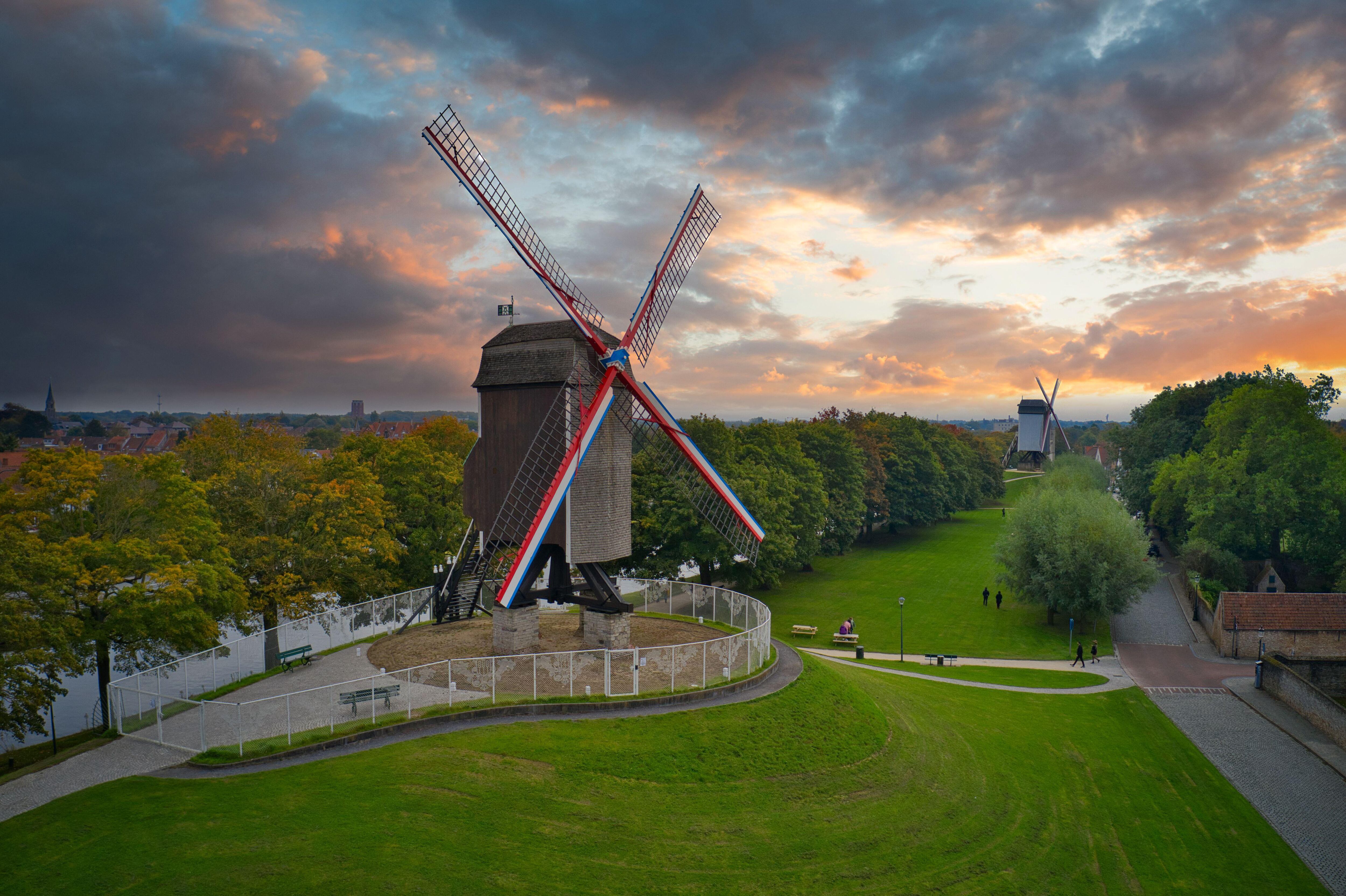 Molinos de viento junto a la ciudad de Brujas (Bélgica).