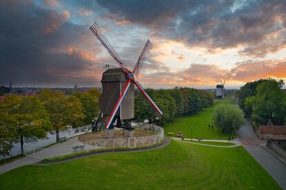 Molinos de viento junto a la ciudad de Brujas (Bélgica).