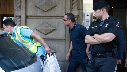 Agentes de la Guardia Civil custodian al presidente de Efial, Antonio Martos, en una imagen de archivo.