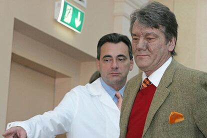 Víktor Yúshenko, líder de la oposición ucrania, ayer con el director de la clínica austriaca que lo ha tratado.