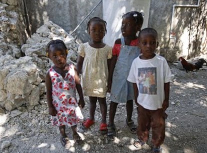 De izquierda a derecha, Daphekaina, Polycia, Tania y Nick, los cuatro niños haitianos en trámite de adopción en España.