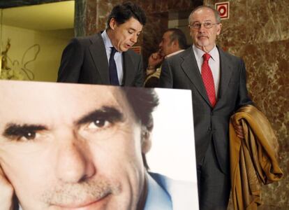 Ignacio González, presidente de la Comunidad de Madrid, y Rodrigo Rato, expresidente de Bankia, llegan al acto de presentación de las memorias de Aznar.