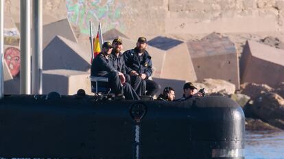 El comandante Piñero, en el centro, con sus oficiales en la torreta del 'Tramontana'.