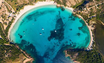 Vista aéres de la playa de Rondinara, al sur de Porto Vecchio, en Córcega.