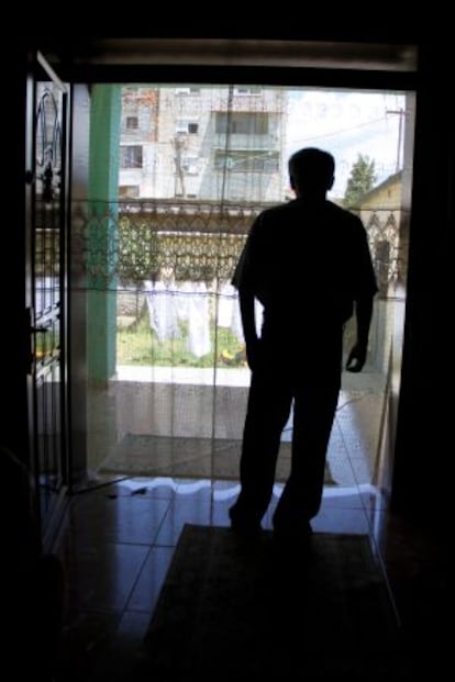 Ejup Kola, en la puerta de su casa en Shkoder, en el norte de Albania, donde lleva recluido desde agosto de 2010.