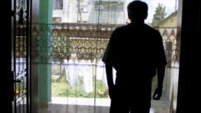 Ejup Kola, en la puerta de su casa en Shkoder, en el norte de Albania, donde lleva recluido desde agosto de 2010.