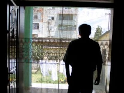 Ejup Kola, en la puerta de su casa en Shkoder, en el norte de Albania, donde lleva recluido desde agosto de 2010.