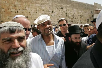 Will Smith sonríe al ser descubierto ante el Muro de las Lamentaciones en Jerusalén.