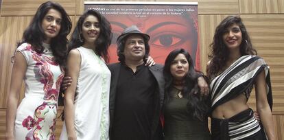 El director Pan Nalin, con cuatro de las siete actrices de &#039;7 diosas&#039;.