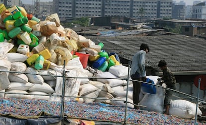 Por toda Bombay se ven recolectores de desechos con grandes bolsas blancas que vienen a parar a Dharavi.