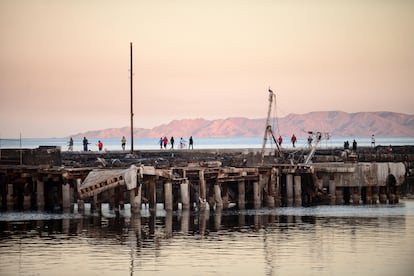 Gente caminando en el muelle del puerto de Santa Rosalía, en Baja California Sur, México.