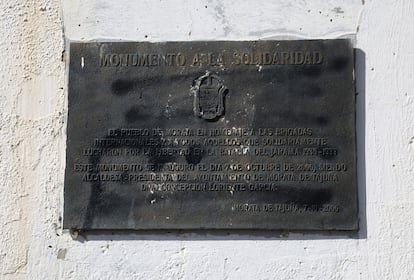Placa en el monumento de Martín Chirino.