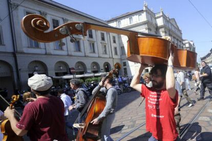 Trabajadores de La Scala se manifiestan el viernes contra los recortes presupuestarios.