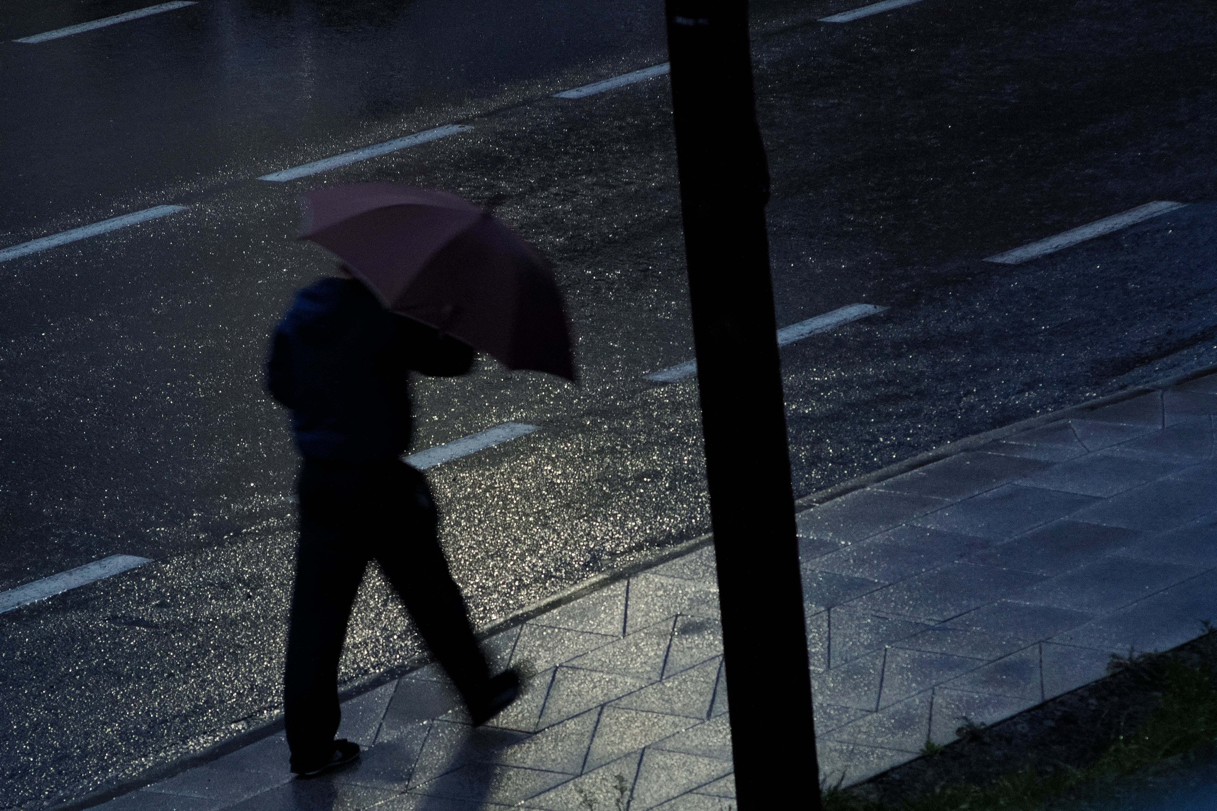 Para mojarnos menos bajo la lluvia, ¿es mejor caminar o correr?