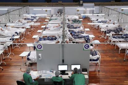 Personal médico trabaja durante el Año Nuevo en el hospital de campaña de Santo Andre.