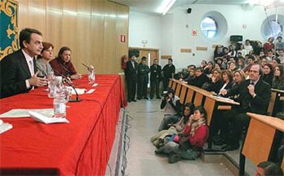 José Luis Rodríguez Zapatero, ayer, con alumnos de la Facultad de Derecho de la Universidad Autónoma de Madrid.