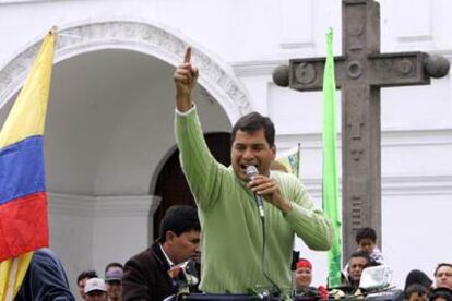 El izquierdista Rafael Correa se dirige a sus seguidores durante acto de su campaña electoral este miércoles en Salcedo, Ecuador.