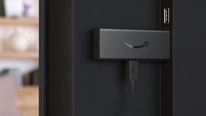 Fire TV Stick conectado a un televisor en un puerto HDMI
