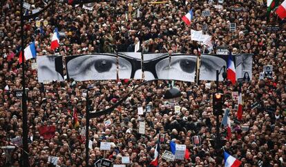 Multitudinaria manifestaci&oacute;n el 11 de enero tras los atentados en Par&iacute;s.