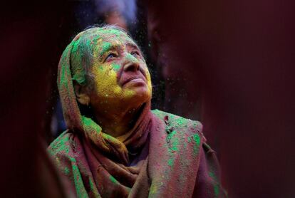 Una mujer durante la celebración del festival Holi en Vrindavan (India).