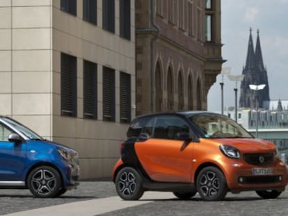 Smart Forfour (azul) y Fortwo.