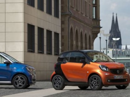 Smart Forfour (azul) y Fortwo. 