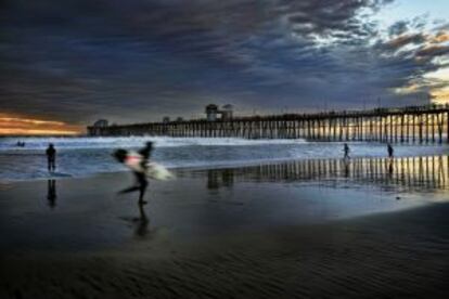 Surfistas junto al muelle de Oceanside, en California.