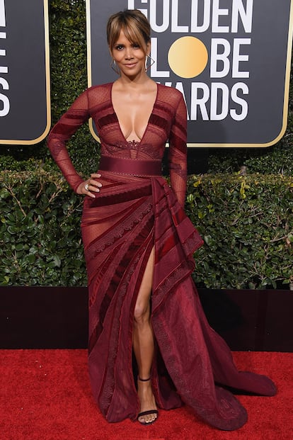 Halle Berry eligió un vestido burdeos de encaje de Zuhair Murad, que completó con anillos de Roberto Coin.