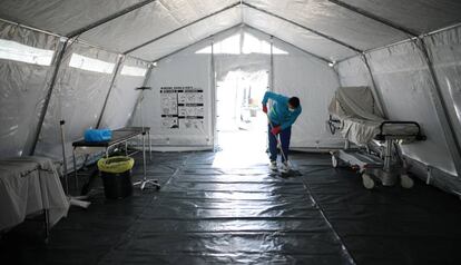 Un trabajador limpia un hospital de campaña instalado en la franja de Gaza.