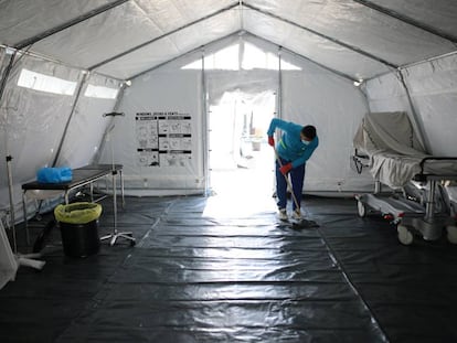 Un trabajador limpia un hospital de campaña instalado en la franja de Gaza.