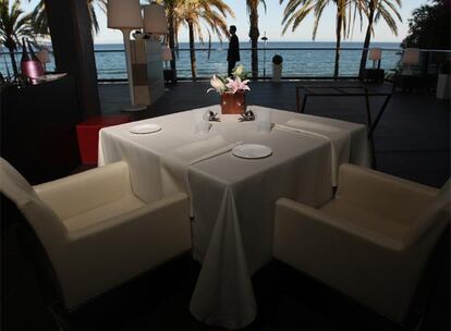 El recién renovado comedor del restaurante Calima se abre al Mediterráneo a través de una gran terraza.