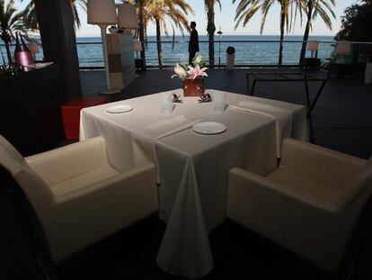El recién renovado comedor del restaurante Calima se abre al Mediterráneo a través de una gran terraza.