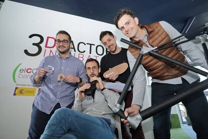 En la imagen, Ramón Mañas y su saxo 3D junto a otros empresarios de la 
 incubadora barcelonesa.