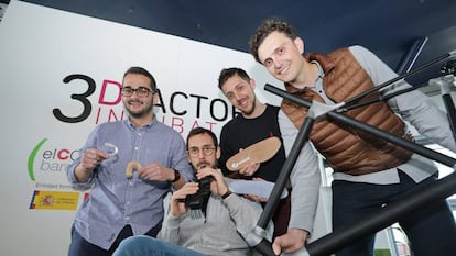 En la imagen, Ramón Mañas y su saxo 3D junto a otros empresarios de la 
 incubadora barcelonesa.