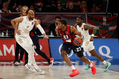 Steven Enoch con el balón en una jugada con Alex Tyus durante el partido de EuroLiga entre el Baskonia y el Asvel, en el Buesa Arena