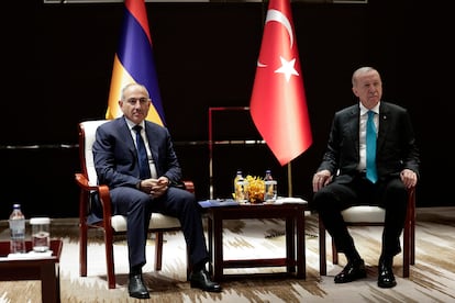 Nikol Pashinián (izquierda) y Recep Tayyip Erdogan, este lunes en Tianjin.
