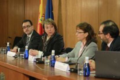 Jorge Rivera, director de Cinco D&iacute;as; la secretaria de Estado de Comunicaci&oacute;n, Carmen Mart&iacute;nez Castro; la presidenta de la FAPE, Elsa
 Gonz&aacute;lez, y el consejero delegado de Estudio de Comunicaci&oacute;n, Benito Berceruelo, ayer en Madrid, durante la presentaci&oacute;n del informe.