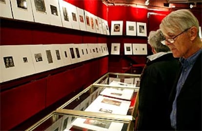 Fotografías pertenecientes a André Breton expuestas antes de la subasta en París.