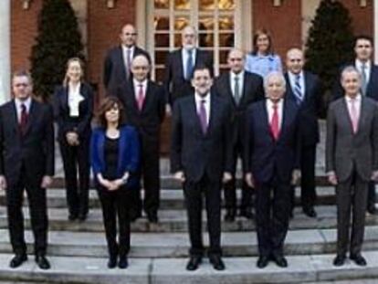 El primer Gabinete del Gobierno de Mariano Rajoy posa ante los medios el 23  de diciembre de 2011.