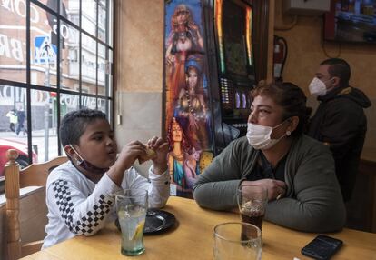 Karen y Andrei, desayunando en un bar después de acudir a misa el domingo por la mañana. En muchas ocasiones, algún vecino o incluso los propios dueños del bar que son conscientes de la delicada situación en la que se encuentran, les invitan o les dan algo de comida.