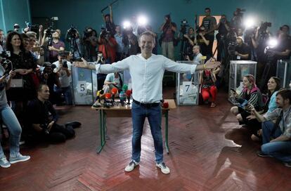 El cantante Sviatoslav Vakarchuk, líder del partido Golos, el domingo en su colegio electoral de Kiev.