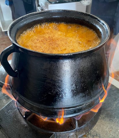 Olla de hierro fundido con el all i pebre que preparó El Minat. J.C.CAPEL