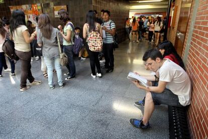 Estudiantes en un descanso de las pruebas de selectividad en la facultad de Economía de la Universidad de Barcelona.