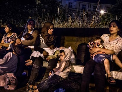Un grupo de madres kurdas refugiadas en Belgrado, Serbia, en verano de 2015.