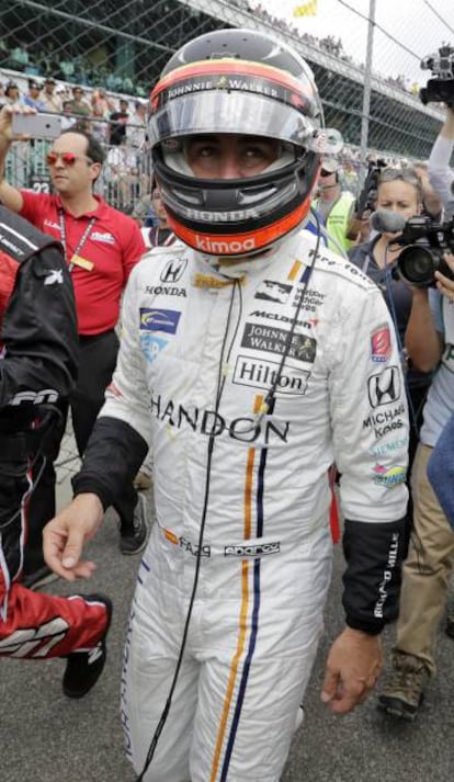 Fernando Alonso, tras romper el motor de su coche.