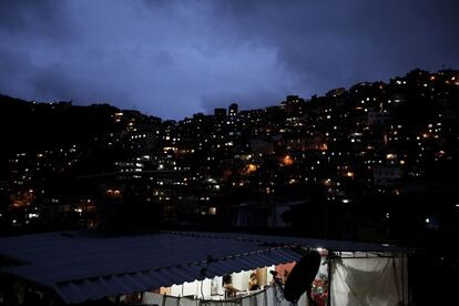 Una familia cena en el interior de su casa en la favela la Rocinha.
