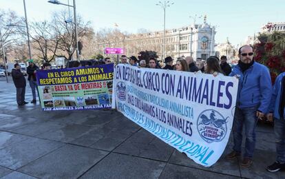 Protesta de trabajadores de distintos circos defendiendo la utilización de animales en sus espectáculos.